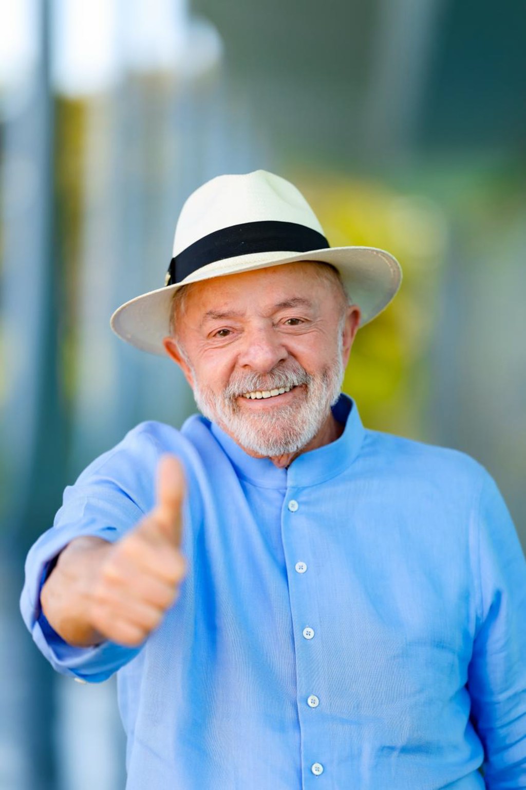 Presidente Lula sorrindo com chapéu claro e camisa azul, fotografado no Palácio da Alvorada em julho de 2026