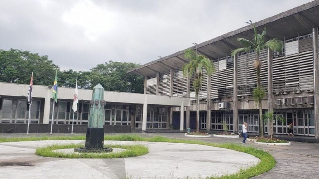 Prédio da Prefeitura de Cubatão e praça em frente ao Paço Municipal