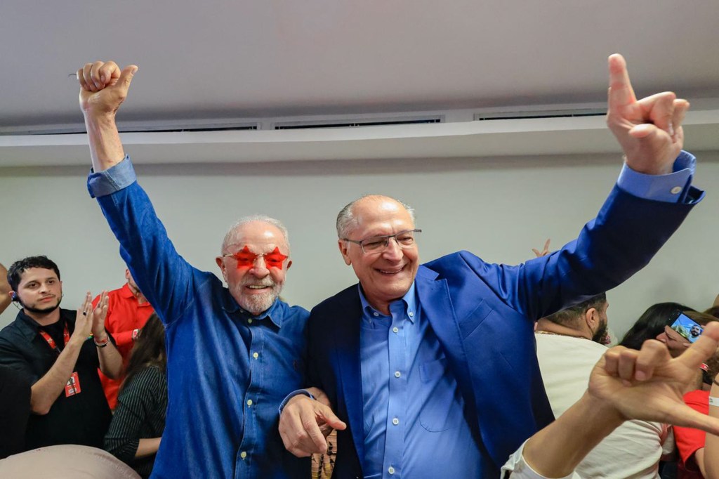 Lula e Geraldo Alckmin comemoram a reeleição presidencial em São Paulo em 25 de outubro de 2026.